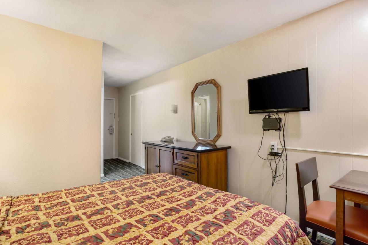 Rodeway Inn & Suites Ратон Екстериор снимка