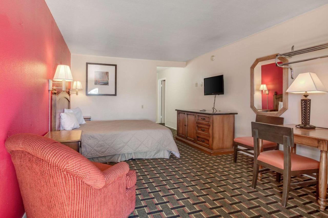 Rodeway Inn & Suites Ратон Екстериор снимка