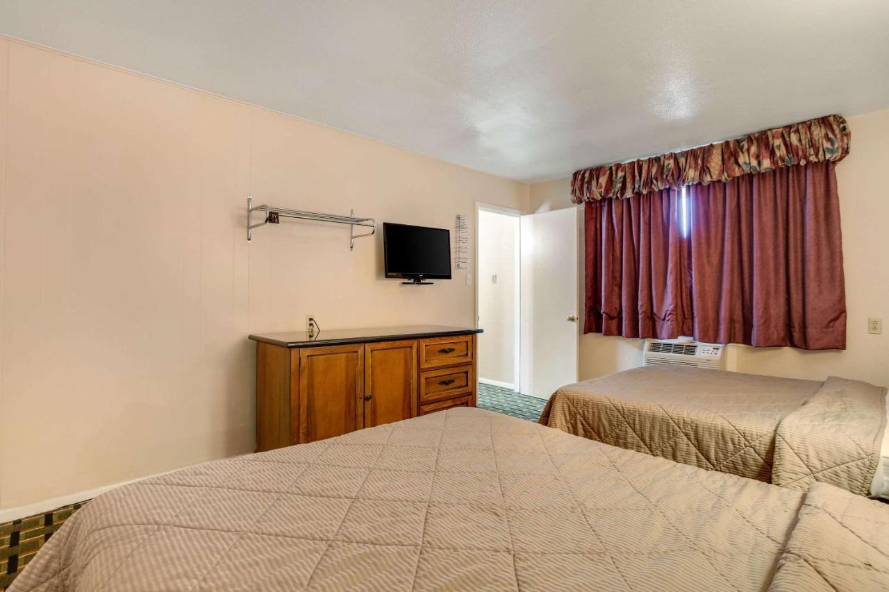 Rodeway Inn & Suites Ратон Екстериор снимка
