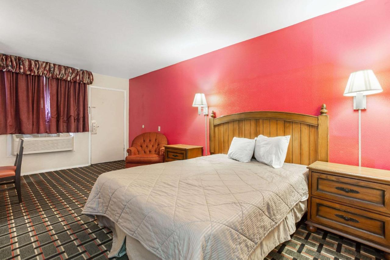 Rodeway Inn & Suites Ратон Екстериор снимка