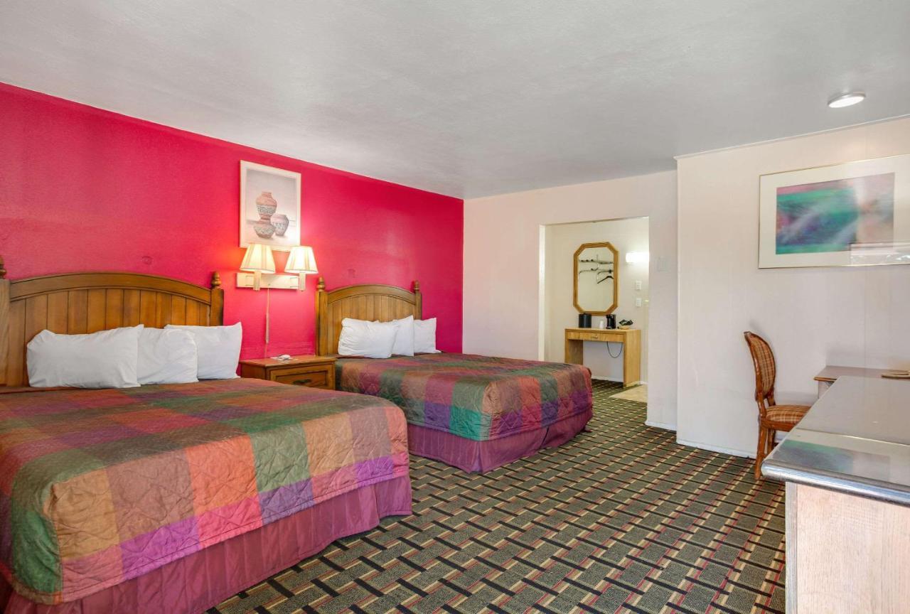 Rodeway Inn & Suites Ратон Екстериор снимка