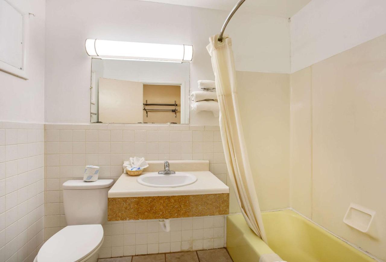 Rodeway Inn & Suites Ратон Екстериор снимка