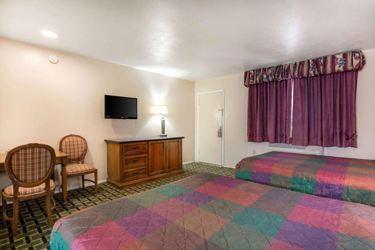 Rodeway Inn & Suites Ратон Екстериор снимка