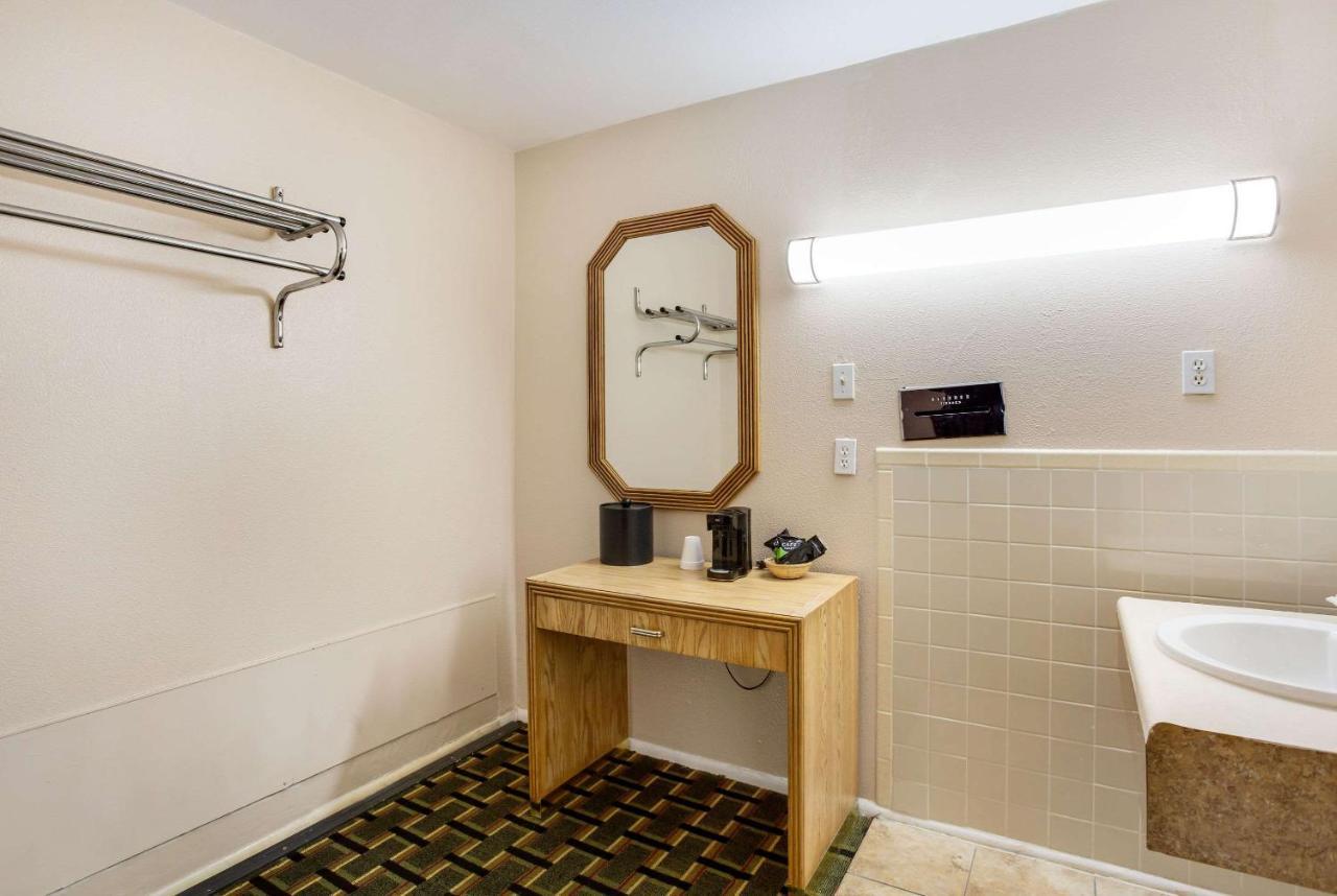 Rodeway Inn & Suites Ратон Екстериор снимка