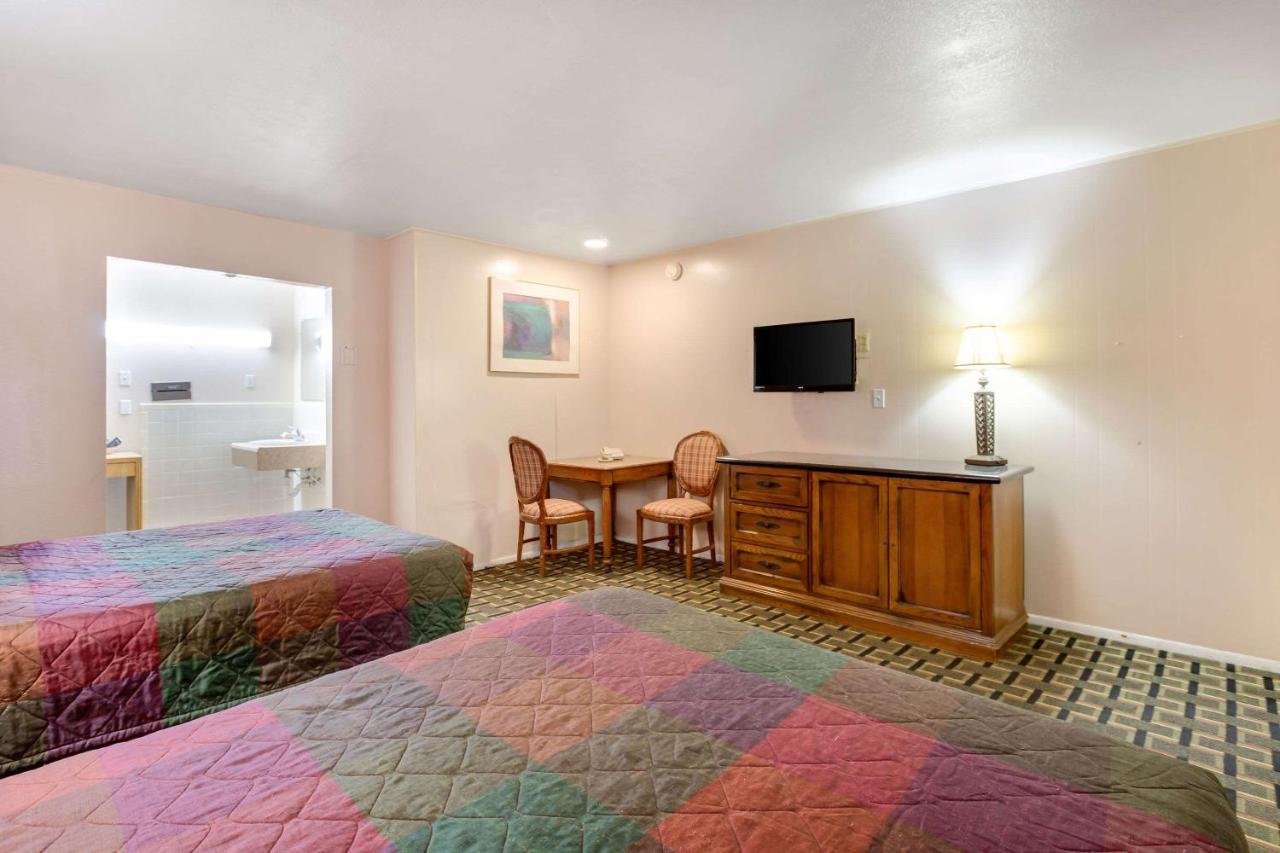 Rodeway Inn & Suites Ратон Екстериор снимка