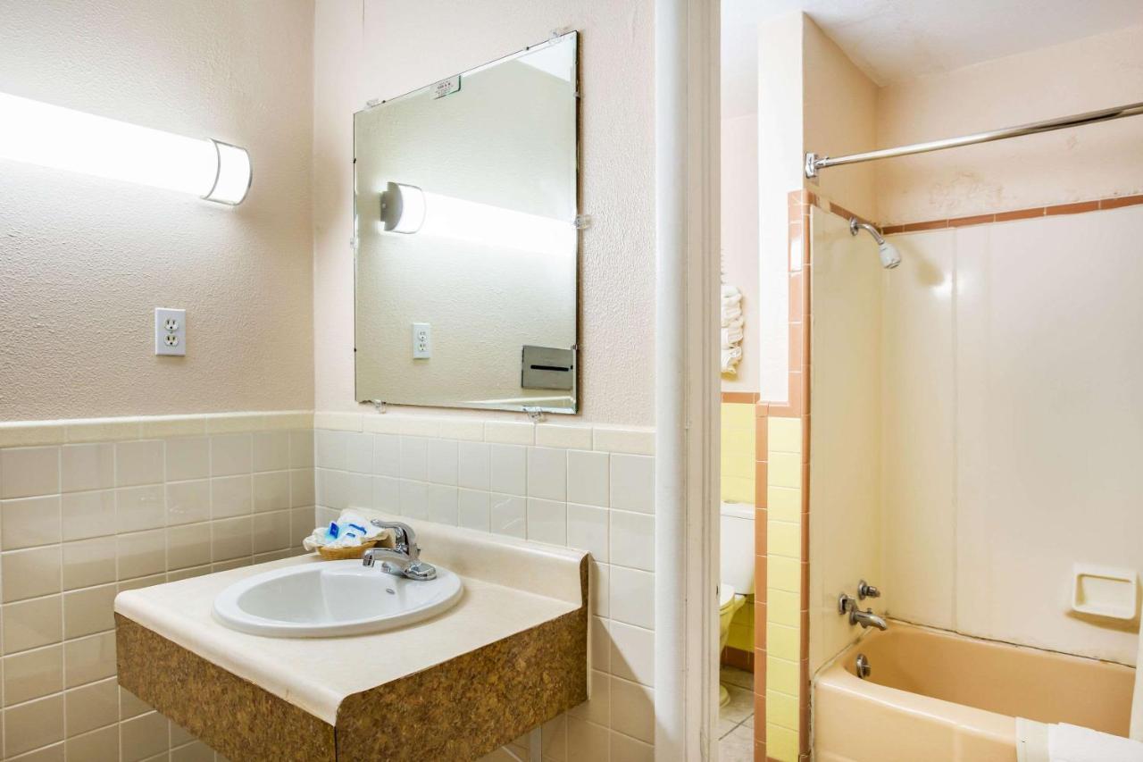 Rodeway Inn & Suites Ратон Екстериор снимка
