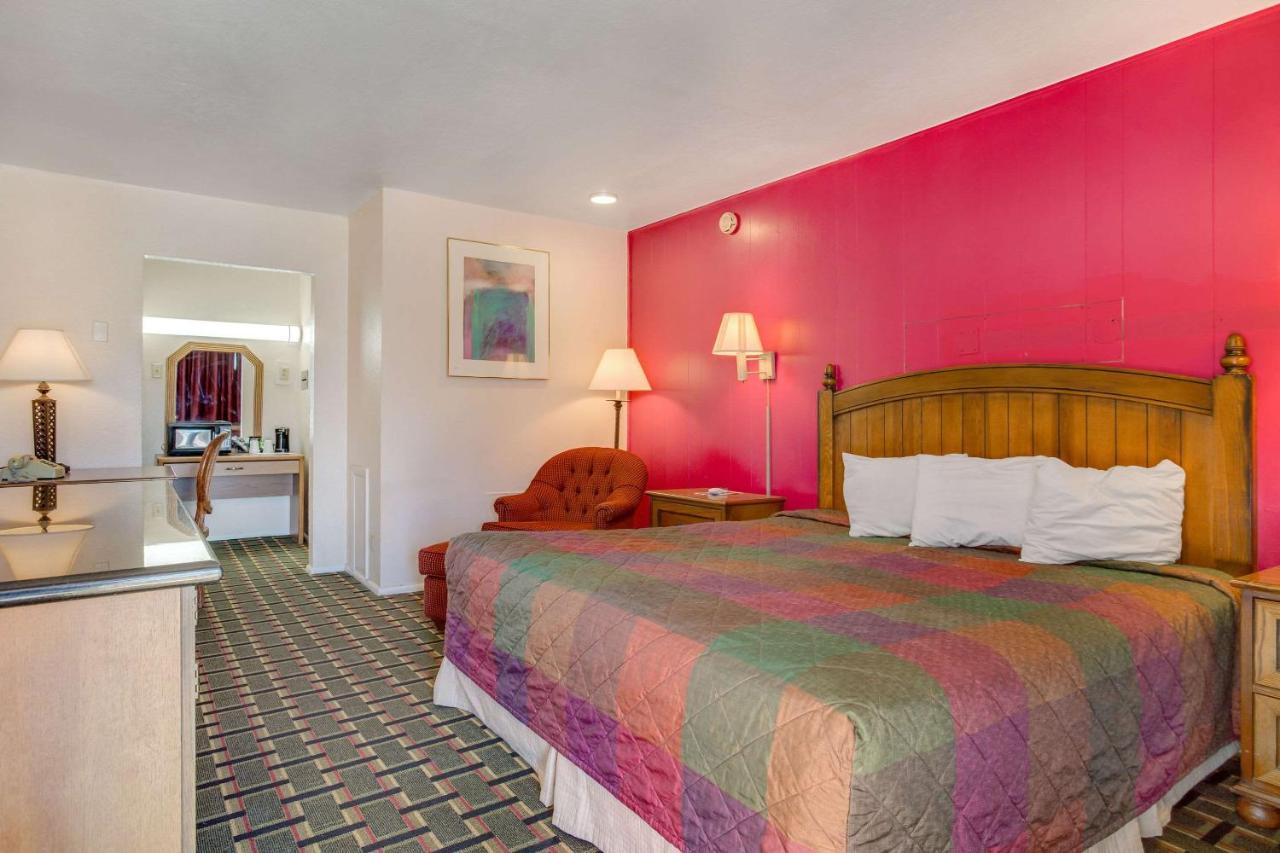 Rodeway Inn & Suites Ратон Екстериор снимка