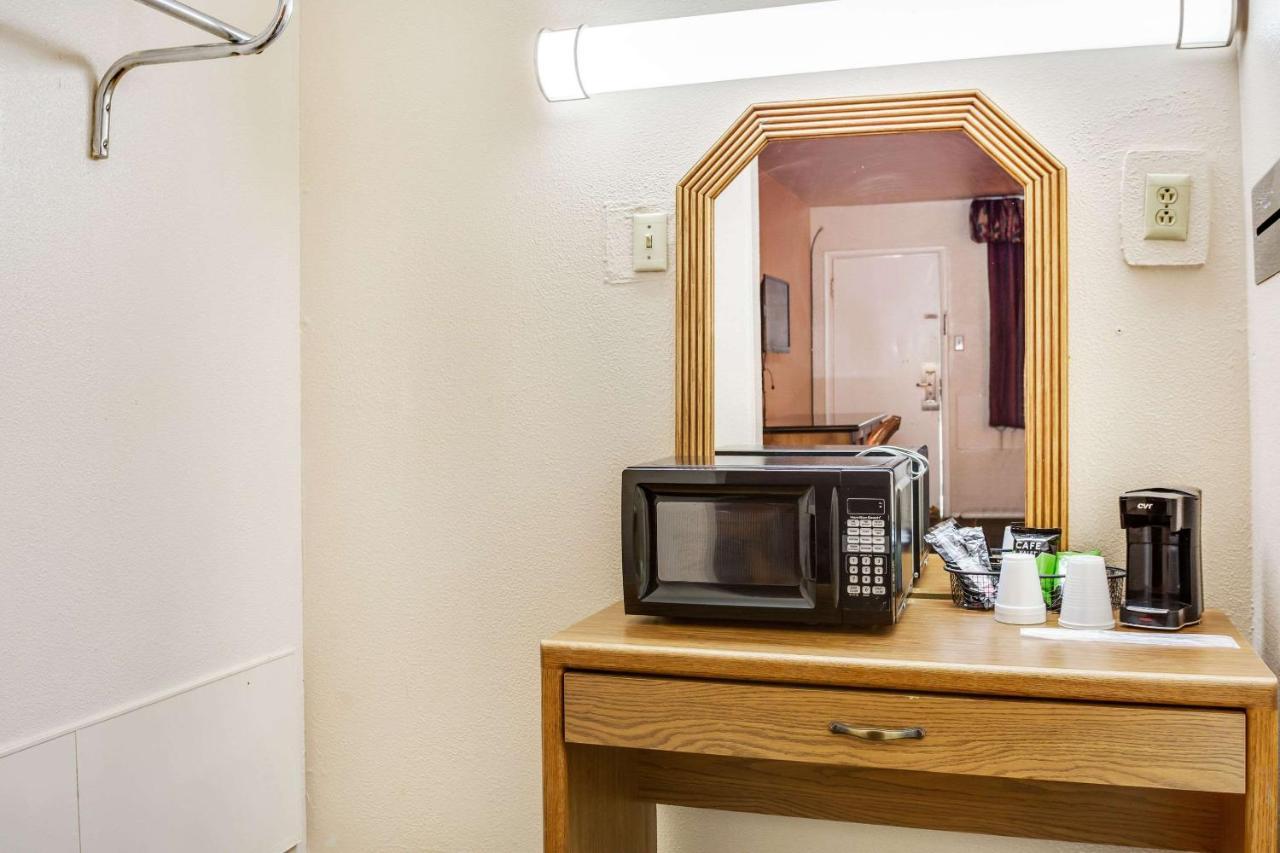 Rodeway Inn & Suites Ратон Екстериор снимка